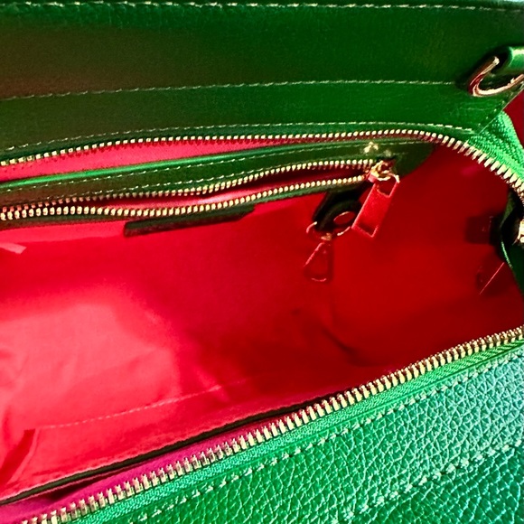 F&W leather NWT vibrant green croc-embossed bag with Pink Interior Strap also - Picture 3 of 9